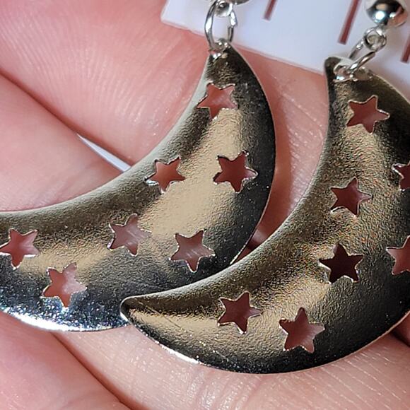 Silver-Tone Moon and Star Earrings – Stylish Celestial Design for Every Look - Picture 5 of 10